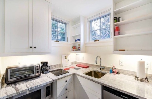 Cleveland Park Apartment | New Luxe Studio Cleveland Park near Zoo