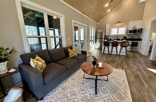 Monteagle Cabin | New Mountain Tiny Retreat with Beautiful Deck in Tennessee