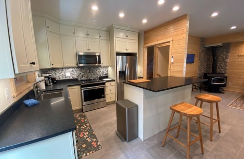 Eastsound House | NEW Private Forest Lodge 6 Mins from Ferry/Town Sleeps 8