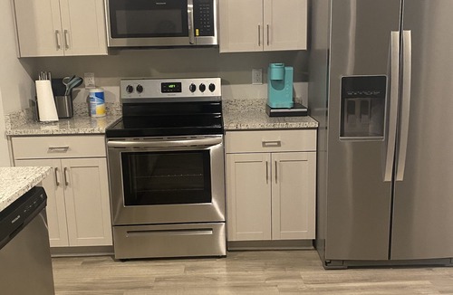 East Point House | New Spacious 3 bedroom 2.5 bath town house near the Airport
