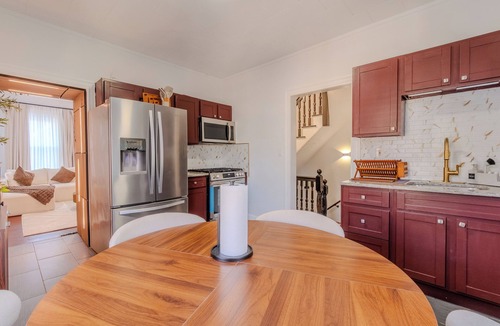 Everett Apartment | NEW-Spacious 3BR-Office-Game Room-Laundry In Unit