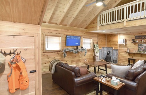 Inglis Cabin | Newly Built Rustic Cabin with all the amenities