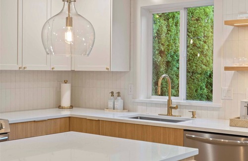 Vancouver House | NW Chill Vibes - 3BD 2.5BA Corner Lux Haus with Covered Patio and Firepit