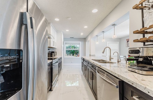 Tropic Palms House | Ocean Club Luxury- Great Pool & Jacuzzi -5 Beds by the Beach - Prime Location