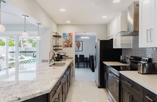 Tropic Palms House | Ocean Club Luxury- Great Pool & Jacuzzi -5 Beds by the Beach - Prime Location