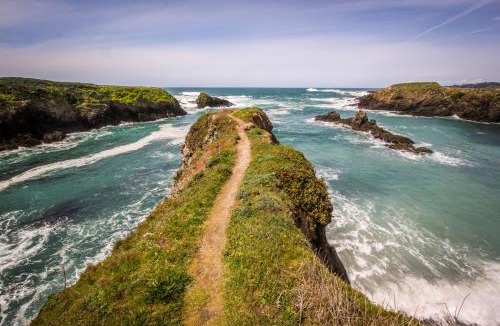 Fort Bragg House | Ocean-View Manor with Large Yard Walk to Beach