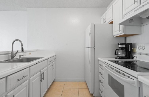 Aiea Apartment | Ocean View Walk to Mall Free Parking, W/D, AC