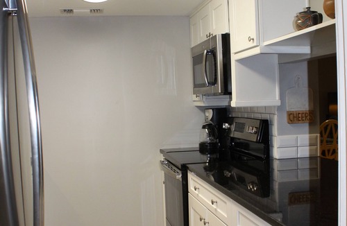 West Beach Condo | On Cougar Point - 3 minute walk to the beach - updated villa