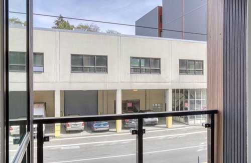 University District Apartment | Open U-District Studio w/Laundry, near Parks & Shops, by Blueground