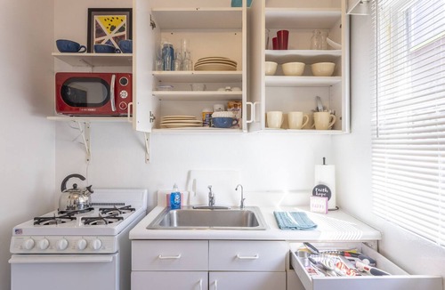 Pacific Beach Apartment | Pacific Beach Studio #1973 Close to beach, bay and more!