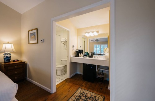 South Rehoboth Hotel | Palmer House King | Sleeper Sofa & Cozy Charm