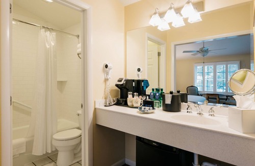 South Rehoboth Hotel | Palmer House King | Sleeper Sofa & Cozy Charm