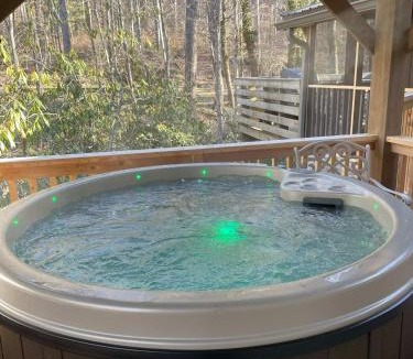 Weaverville House | Peaceful Creekside Cabin Dog-friendly Hot Tub Gas Fireplace Gas Grill