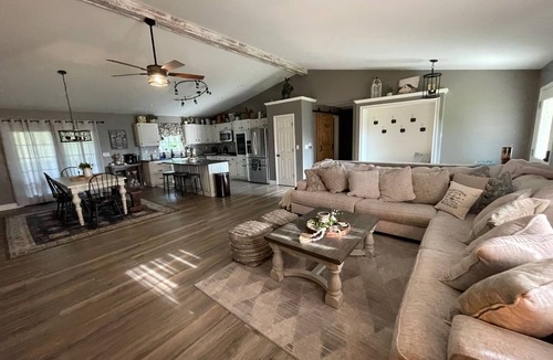 Santa Fe House | Peaceful home away from home close to Mark Twain Lake