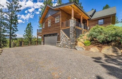 McCall House | Peaceful Riverfront Getaway with Incredible Sunsets