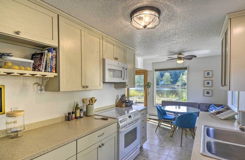 East Olympia Cottage | Peaceful Waterfront Cottage w/ SUPs, Kayaks & More
