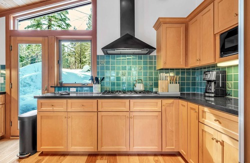 Alpine Meadows House | Pet-Friendly Home: Deck, 1 Mile to Alpine Meadows