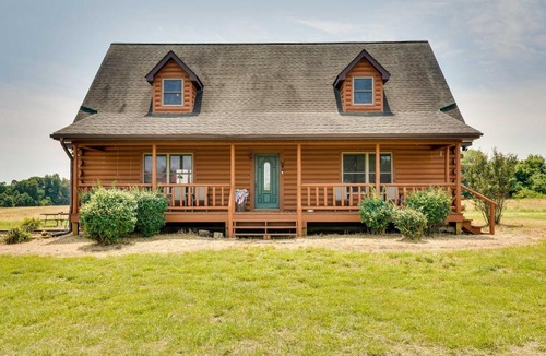 Vienna House | Pet-Friendly Vienna Cabin w/Screened-In Porch!