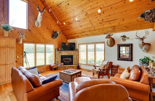Vienna House | Pet-Friendly Vienna Cabin w/Screened-In Porch!