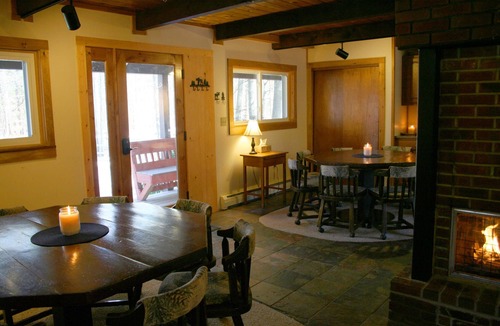 North Conway House | Pine Brook Lodge: pool table, AC, sauna, fireplaces, internet, bar, walk to town