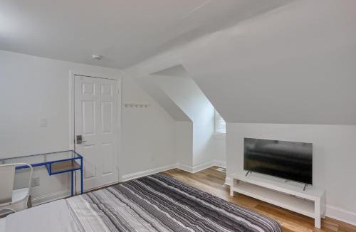 Pittsburgh House | Pittsburgh Troy Hill 2C Modern Private Bedroom with Shared Bathroom