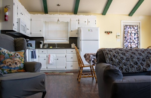 Sciota Ski Chalet | Pontiac- Dog Lovers Chalet with Fenced Yard and Fenced Deck