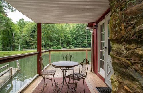 Pisgah Forest House | Pops Place · Pops Place on a Fishing Pond, Rustic, Cabin Experi