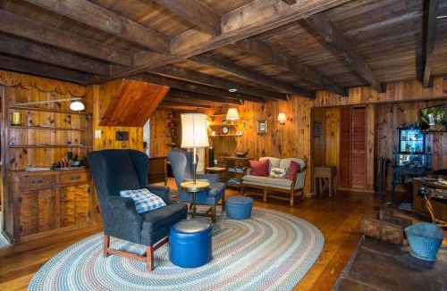 Pisgah Forest House | Pops Place · Pops Place on a Fishing Pond, Rustic, Cabin Experi