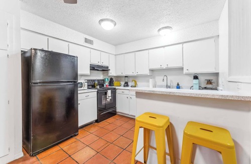 Bouldin Apartment | Prime SoCo chic 2BR king suite w/pool, parking