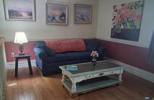 Carnegie House | Private Cottage in Carnegie - Close to Downtown - Pet Friendly