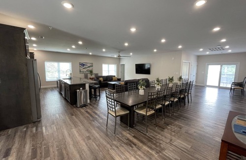 Branson House | PRIVATE POOL AND HOT TUB! In Town spacious 8 Bedroom and 8.5 Bathroom home.