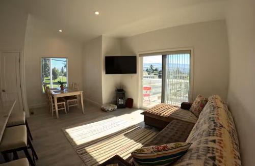 Wenatchee House | Private Townhomes with EV Charger and Parking and Free Wi-Fi