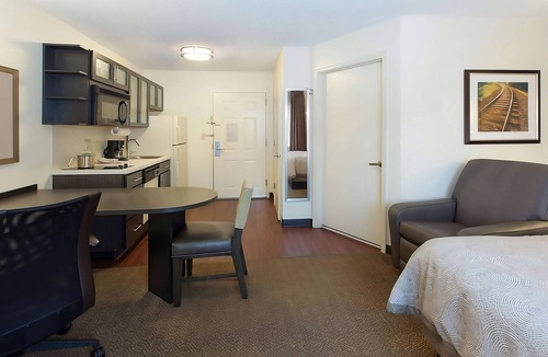Horsham House | Proximity at its Best! Free Parking, Near Fair Oaks Park & Lukens Park
