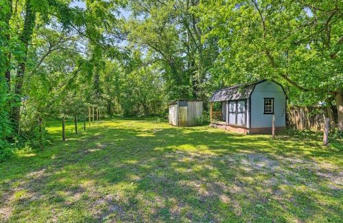 Murfreesboro House | Quaint Downtown Murfreesboro Cottage w/Lush Yard