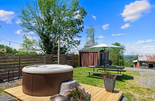 Thompson Cabin | Queen Cabin Modern Cabin Near Skiing, Trails, Firepit, Hot Tub & Stargazing!