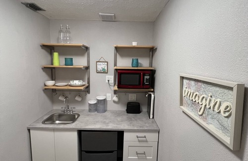 Palma Sola Apartment | Quiet Waterview Oasis - 10 minutes to Anna Maria Island