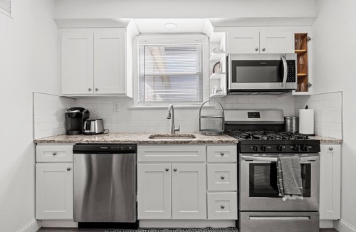 Seaside Heights Cottage | Recently Remodeled Ocean-Block Cottage