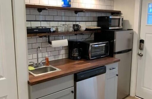 Mount Washington Apartment | Refined Studio, New Construction, 1 Mile From Town