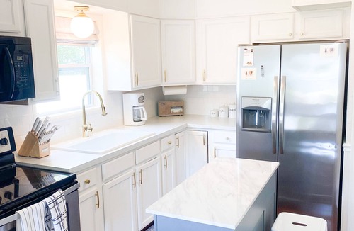Ashtabula House | Relaxing Coastal Inspired Cottage, short walk from the lake!