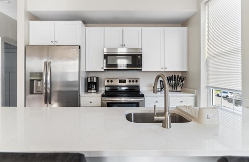 Wanskuck Apartment | Relaxing Getaway Large group Near Prov college