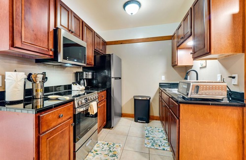 Hilo Apartment | Remodeled condo in the heart of Hilo with pool, lanai & walkable location