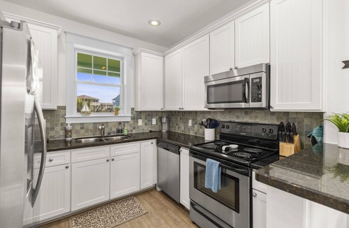 Galveston House | Restaurant open,heated pool, Pet friendly fee,Steps to beach,Point west. 5 stars