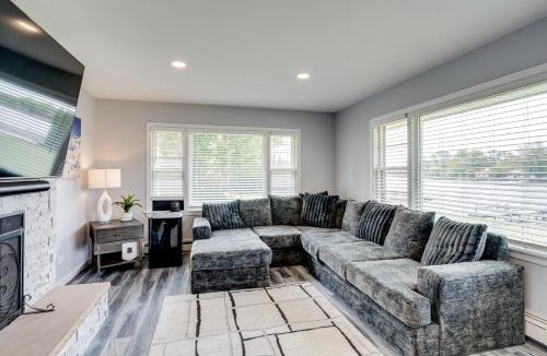 McHenry House | Riverfront McHenry Home w/Dock & Kayaks