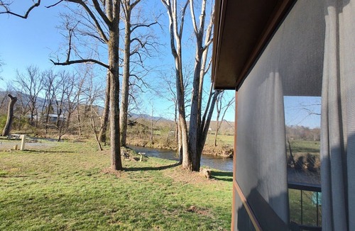 Andrews Cabin | Riverfront Romantic Getaway