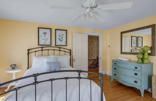 Freedom House | Riverside Charm: Water Front, Dogs OK, Beach, Dock, Hammocks, Kayaks, Fishing, Fast WiFi