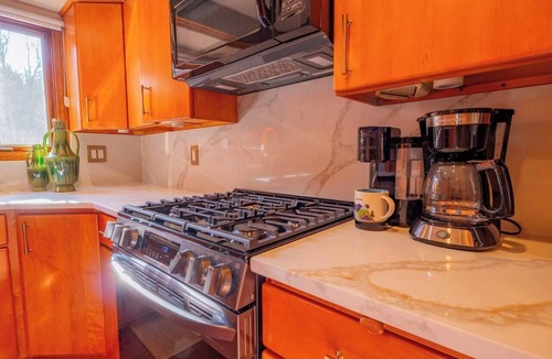 Lawrence House | Rock Chalk Retreat: Ultimate Luxury Stay, Hot Tub & Minutes to Stadium