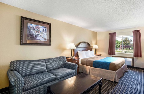 Cedar Rapids - Iowa City Hotel | Rodeway Inn Cedar Rapids Westdale