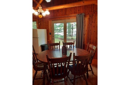 Westford Cabin | Romantic Cozy (heated/AC) clean cabin near Ohio side Pymatuning Lake