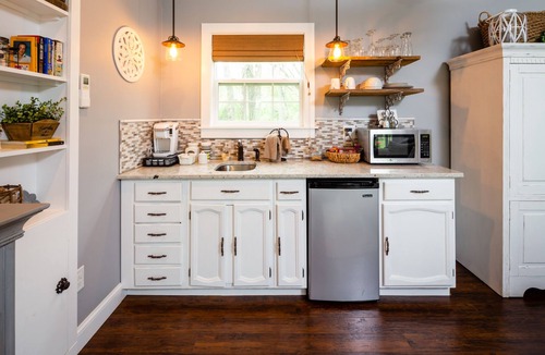 Blue Ridge Cottage | Romantic Shabby Chic Cottage on 5 acre property near wineries and Blue Ridge MTS