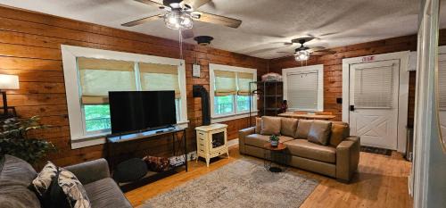 Mars Hill House | Romantic Summer Couples Escape, Private Hot Tub, EV Station, Fast 600 Mbps WiFi